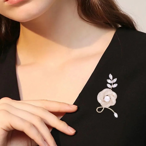 VQ Flower Brooch - Picture 2 of 7